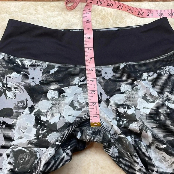 The North Face FlashDry Cropped Leggings L Black Gray Floral Print Activewear - Picture 7 of 12
